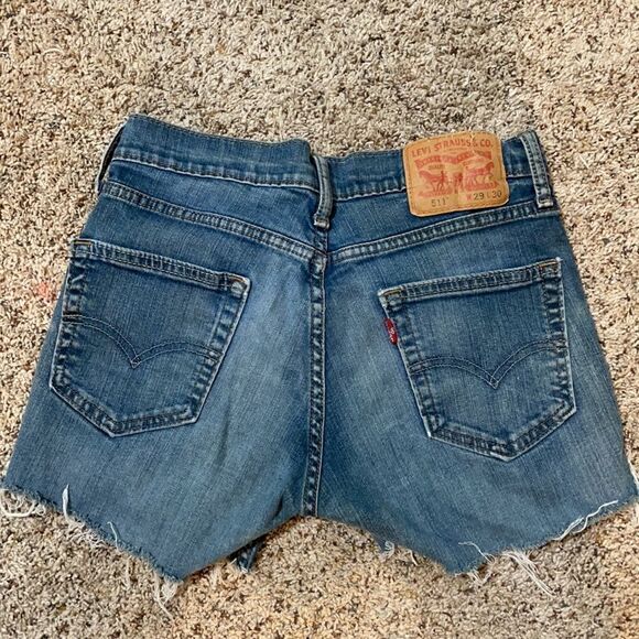 Levi’s woman’s medium wash cut off Jean shorts | size 29 - Picture 4 of 6